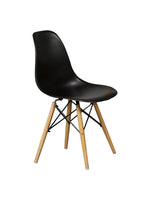 TOCO Meubles Chaise Zéphyr noire en plastique moulé avec pieds en bois naturel et structure métallique noire.