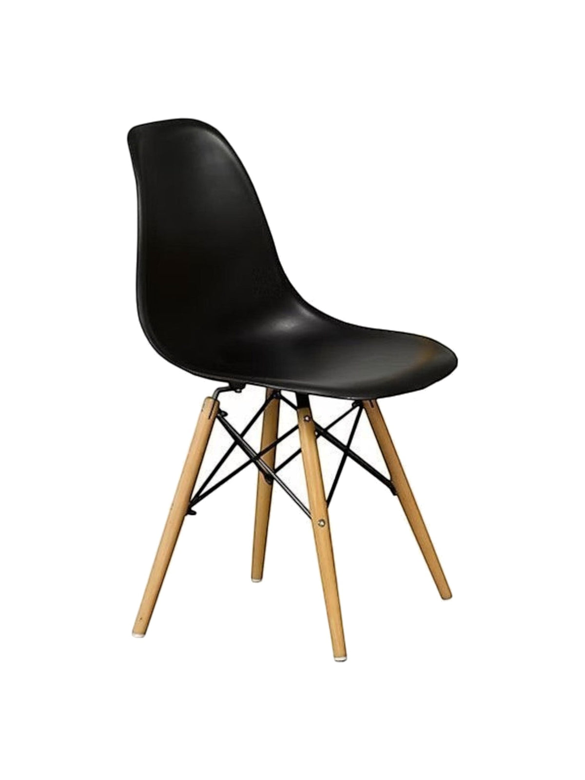 TOCO Meubles Chaise Zéphyr noire en plastique moulé avec pieds en bois naturel et structure métallique noire.