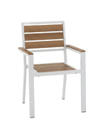 Chaise d'extérieur TOCO Meubles Transformer avec structure blanche et lattes en bois, design ergonomique et empilable.