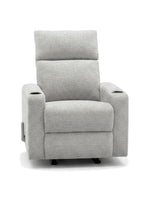 Chaise inclinable Maxima de TOCO Meubles en tissu gris clair avec porte-gobelets intégrés sur fond blanc