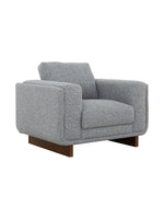 Fauteuil Simone gris en tissu texturé avec base en bois massif, proposé par TOCO Meubles