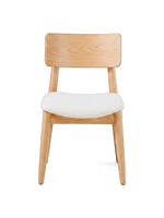 Chaise ronde scandinave en bois clair avec assise blanche rembourrée par TOCO Meubles