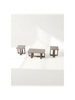 Ensemble de trois tables basses Brook TOCO Meubles avec plateaux gris et pieds en bois brun au design moderne