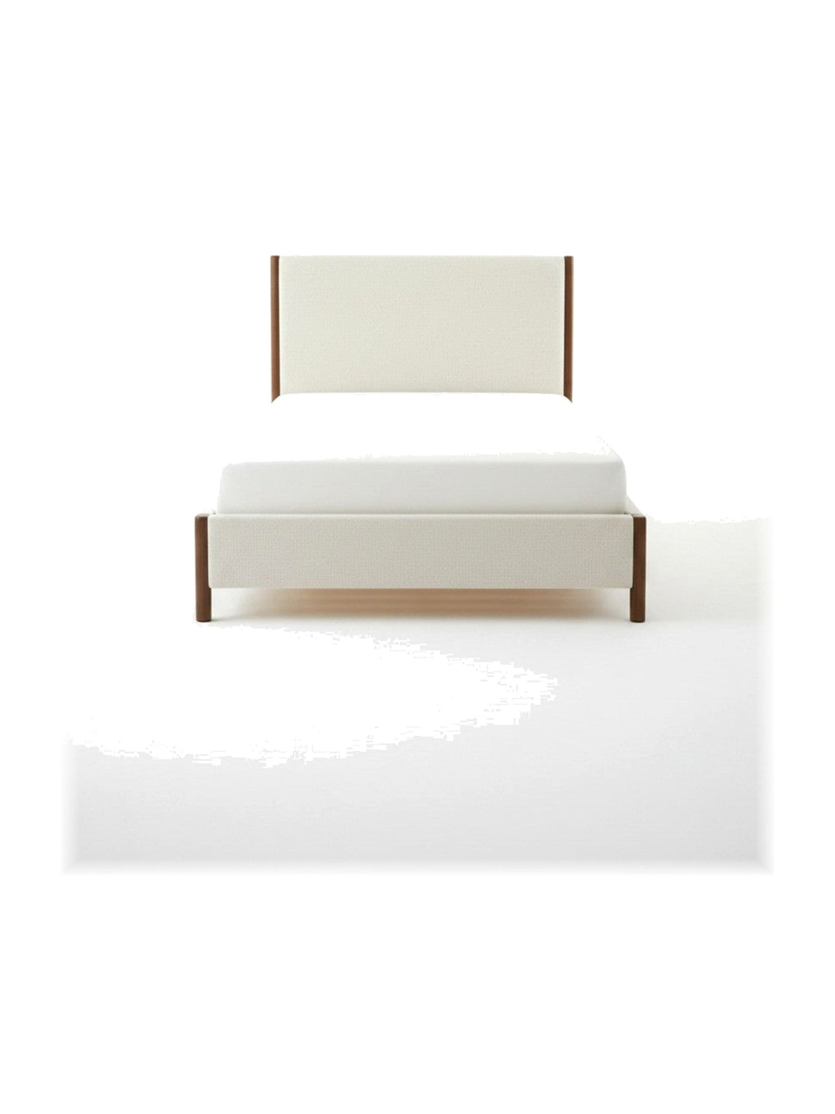 Grand lit Zavian TOCO Meubles en tissu chenille beige avec montants en bois chêne et sommier à lattes intégré.