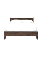Lit double Ramona en bois brun foncé de TOCO Meubles, finition grain de noyer, design moderne et épuré.
