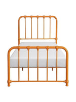 Lit simple Daisy orange en métal de TOCO Meubles avec barreaux verticaux et détails décoratifs.
