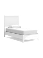 Lit simple blanc Gisele de TOCO Meubles avec tête de lit à lattes et un oreiller.