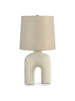Lampe de table TOCO Meubles Pedro avec base sculpturale en arche beige et abat-jour en lin diffusant une lumière douce