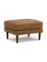 Ottoman Telora TOCO Meubles en cuir couleur caramel avec pieds en bois foncé sur fond blanc