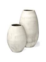 Deux vases TOCO Meubles en céramique blanche nacrée avec texture rayée fine pour une décoration intérieure élégante.