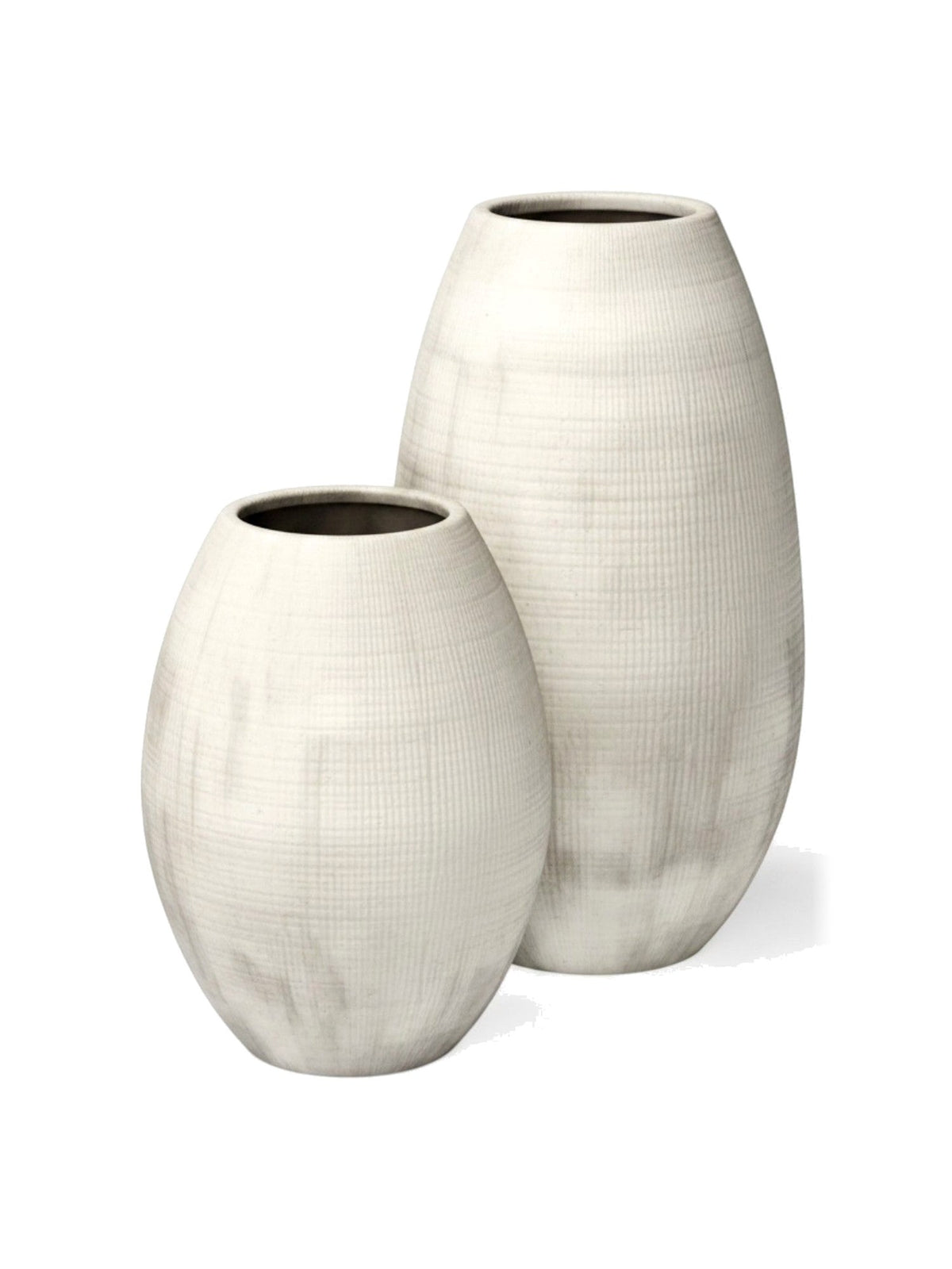 Deux vases TOCO Meubles en céramique blanche nacrée avec texture rayée fine pour une décoration intérieure élégante.