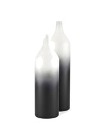 Deux vases TOCO Meubles Townley en métal avec un dégradé élégant du blanc vers le noir sur fond blanc
