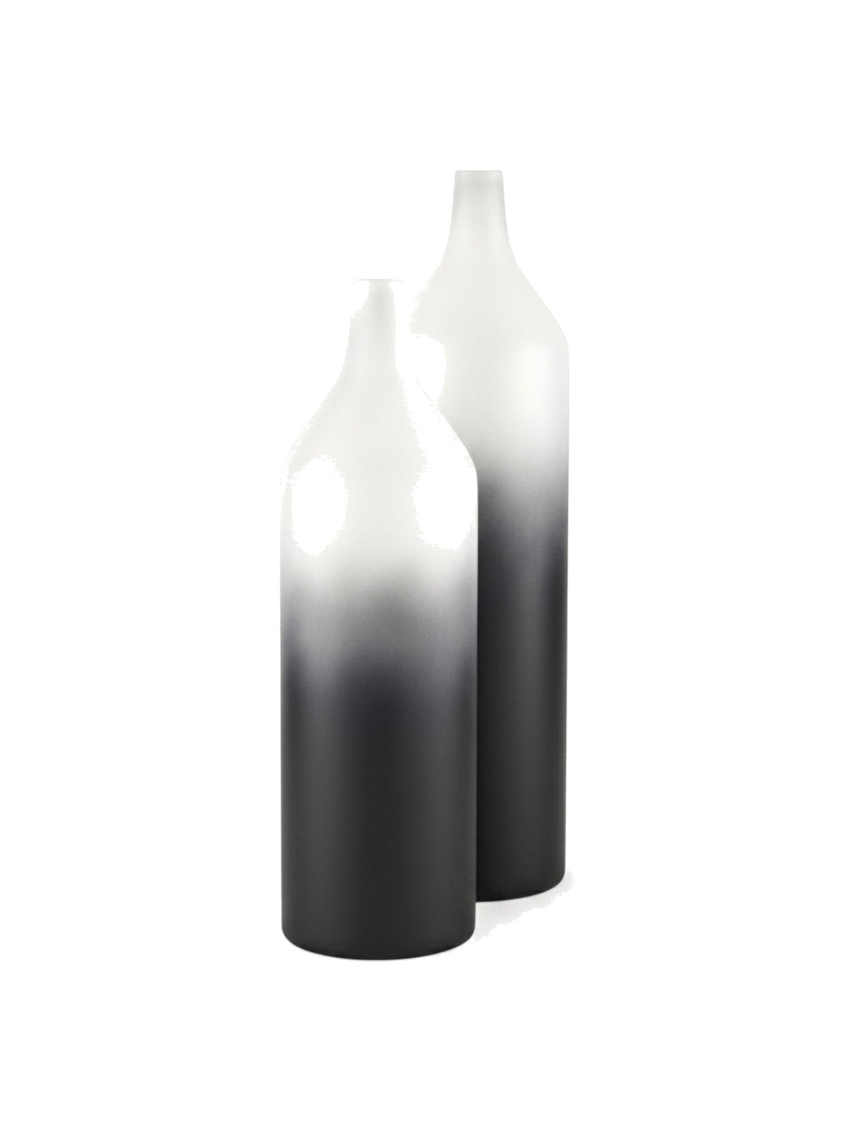 Deux vases TOCO Meubles Townley en métal avec un dégradé élégant du blanc vers le noir sur fond blanc