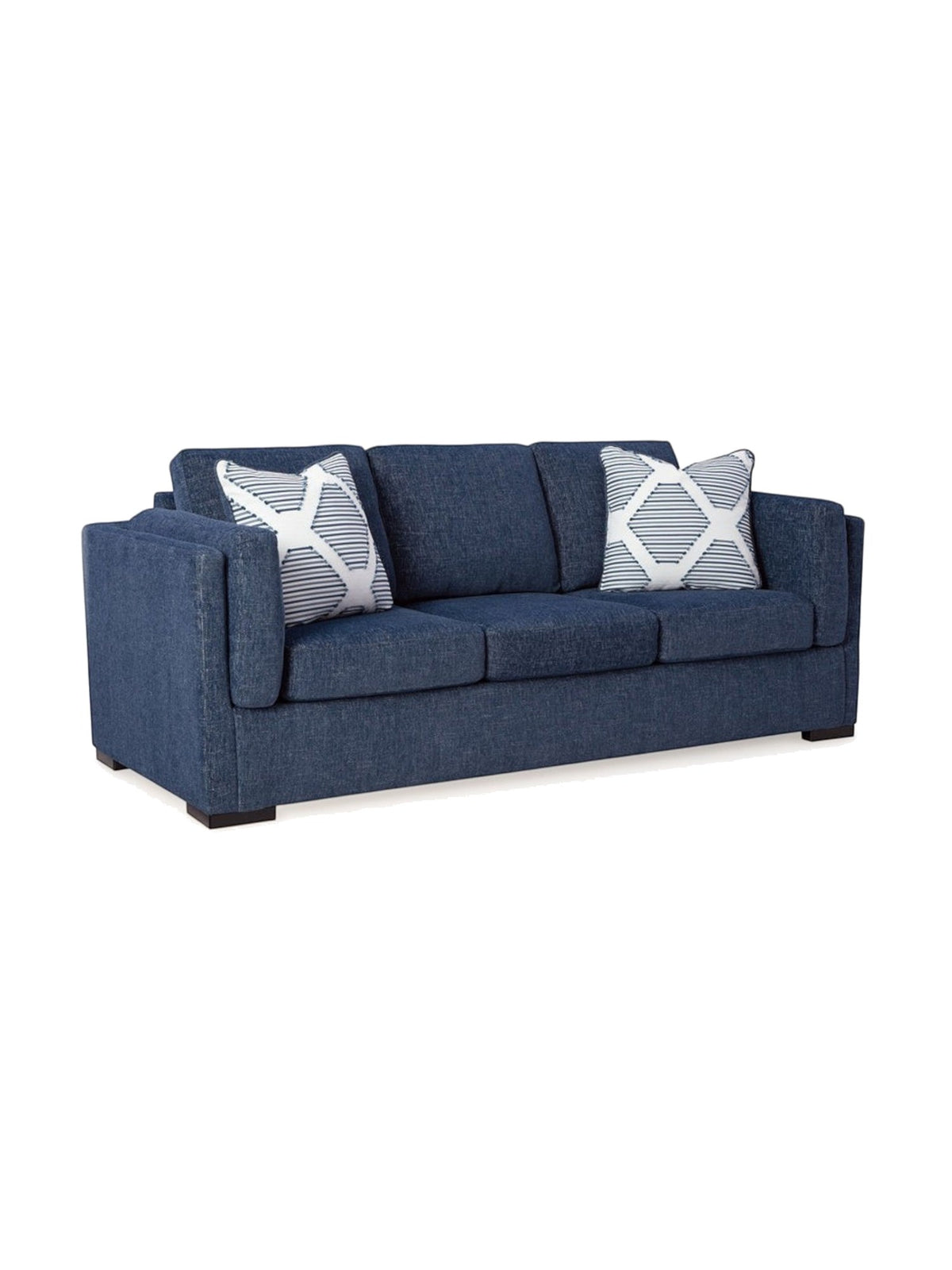 Sofa Evan bleu marine en tissu par TOCO Meubles avec deux coussins décoratifs à motifs géométriques blancs