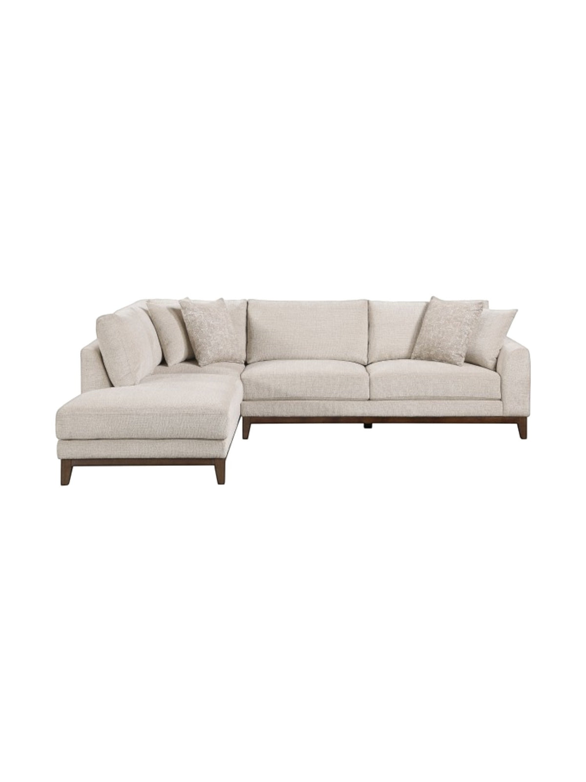 Sofa sectionnel Calvi de TOCO Meubles en tissu chenille beige avec coussins décoratifs et pieds en bois brun foncé.