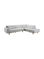Sofa sectionnel TOCO Meubles Célestin gris clair avec dossier capitonné et pieds en bois sur fond blanc