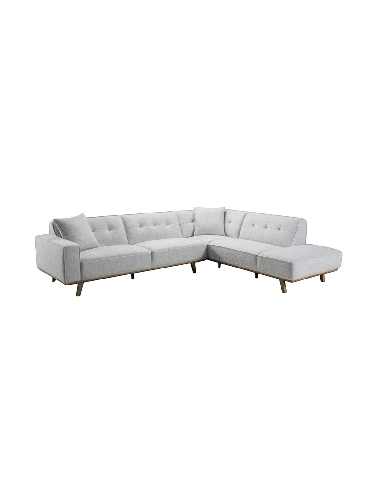 Sofa sectionnel TOCO Meubles Célestin gris clair avec dossier capitonné et pieds en bois sur fond blanc