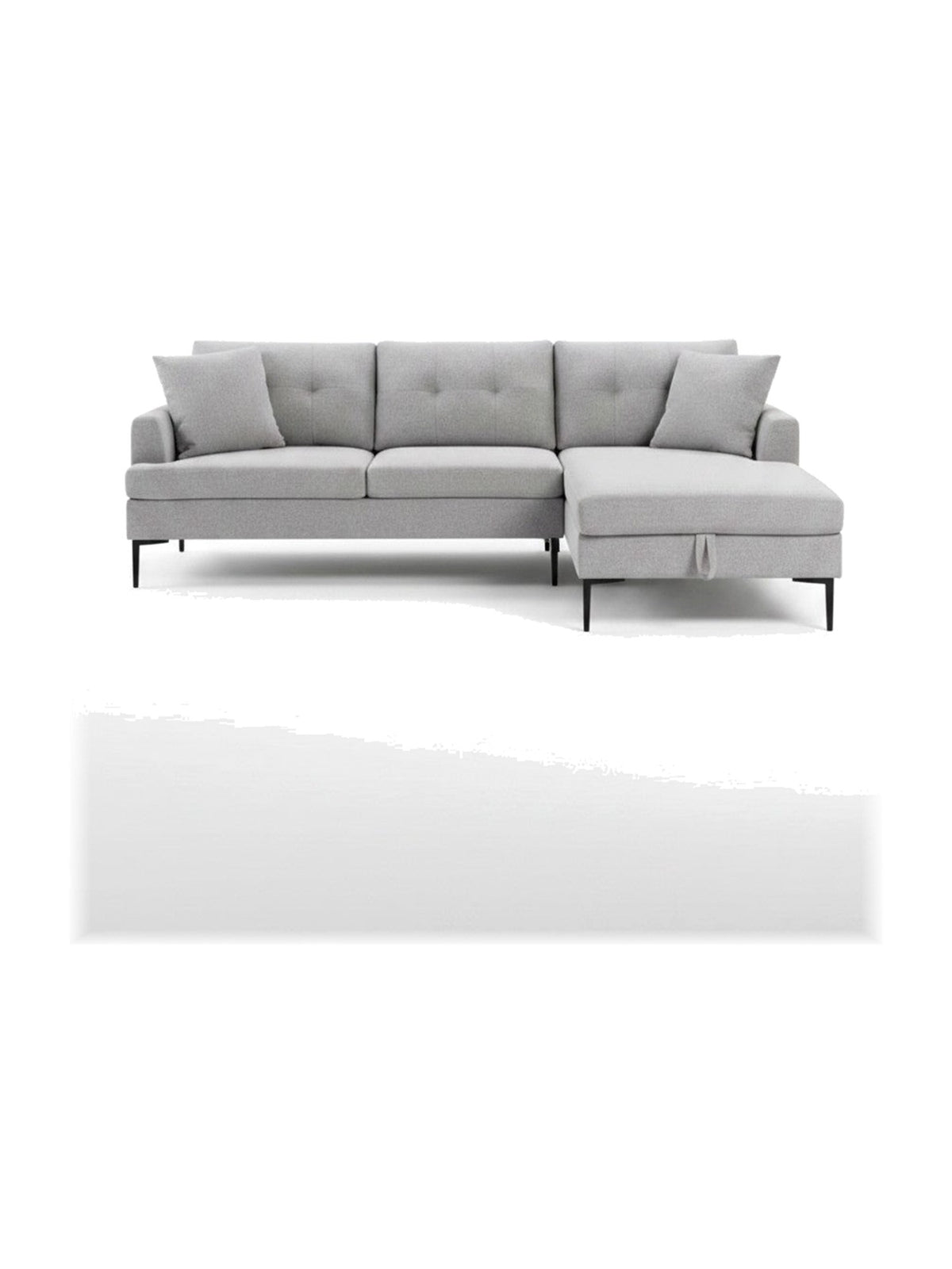 Sofa sectionnel Éden gris par TOCO Meubles avec méridienne, pieds en métal noir et coussins décoratifs