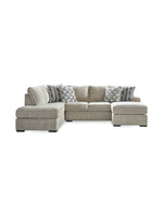 Sofa sectionnel Kael beige de TOCO Meubles avec coussins décoratifs à motifs géométriques sur fond blanc