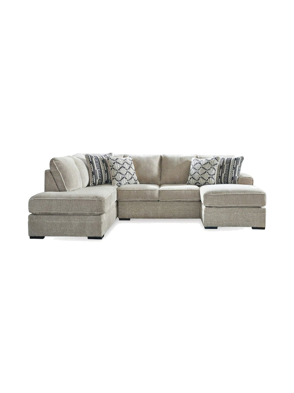 Sofa sectionnel Kael beige de TOCO Meubles avec coussins décoratifs à motifs géométriques sur fond blanc