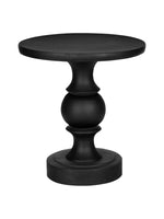 Table d'appoint Apolo noire en oxyde de magnésium, avec un design sculpté et une base ronde.