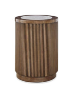 Table d'appoint ronde Hadona par TOCO Meubles en bois cannelé brun avec un plateau supérieur en pierre claire