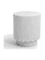 Table d'appoint ronde TOCO Meubles Orford blanche en oxyde de magnésium avec un design nervuré moderne