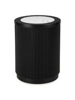 Table d'appoint ronde TOCO Meubles Rayma avec base noire cannelée et plateau en marbre blanc élégant