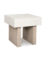 Table d'appoint Ulric par TOCO Meubles avec plateau carré en béton blanc et pieds robustes en bois clair