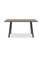 Table de salle à manger extensible Fiero de TOCO Meubles avec plateau en bois foncé et pieds noirs inclinés