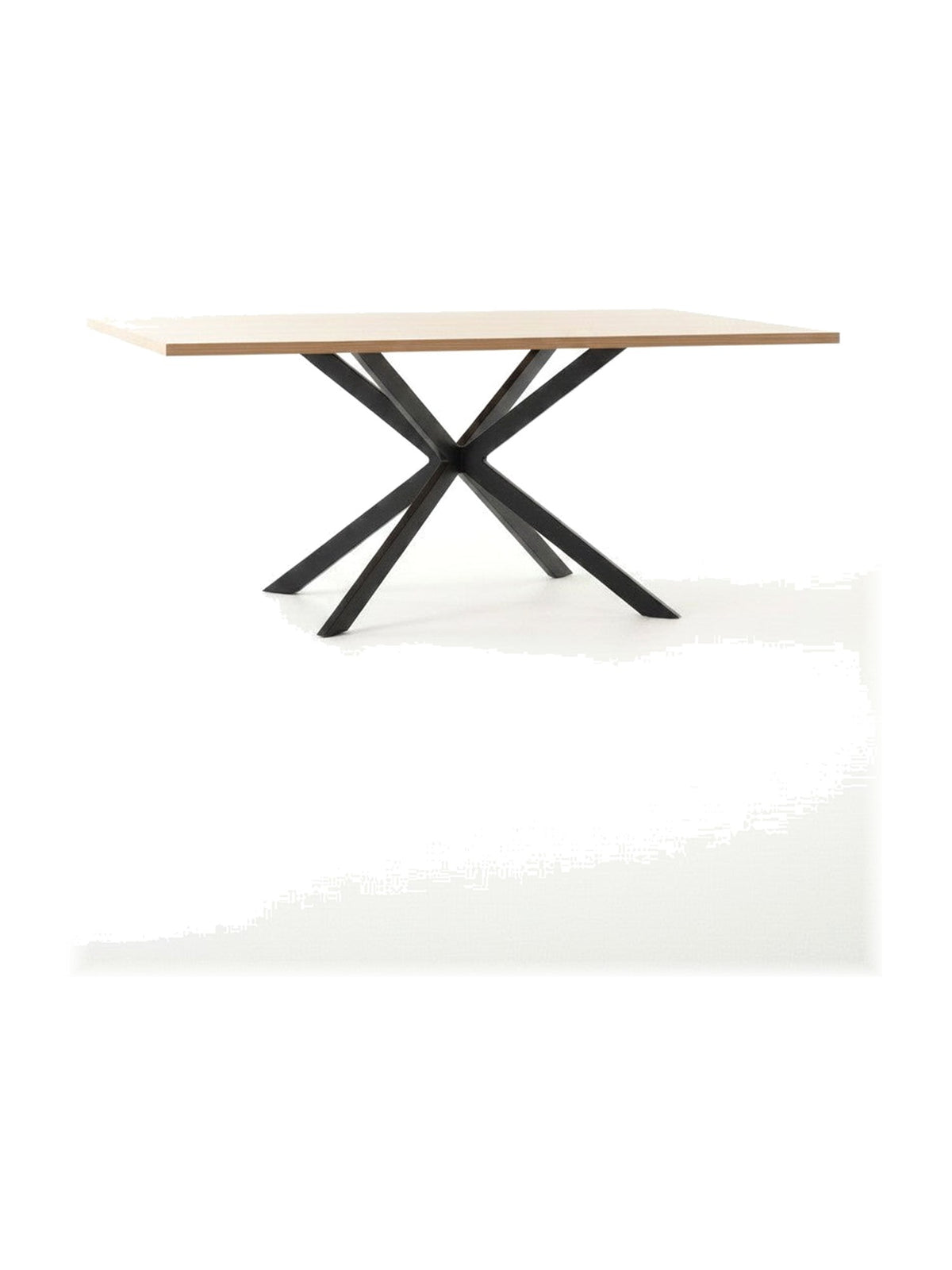 Table de salle à manger Olina par TOCO Meubles avec plateau rectangulaire en bois clair et pieds croisés en métal noir
