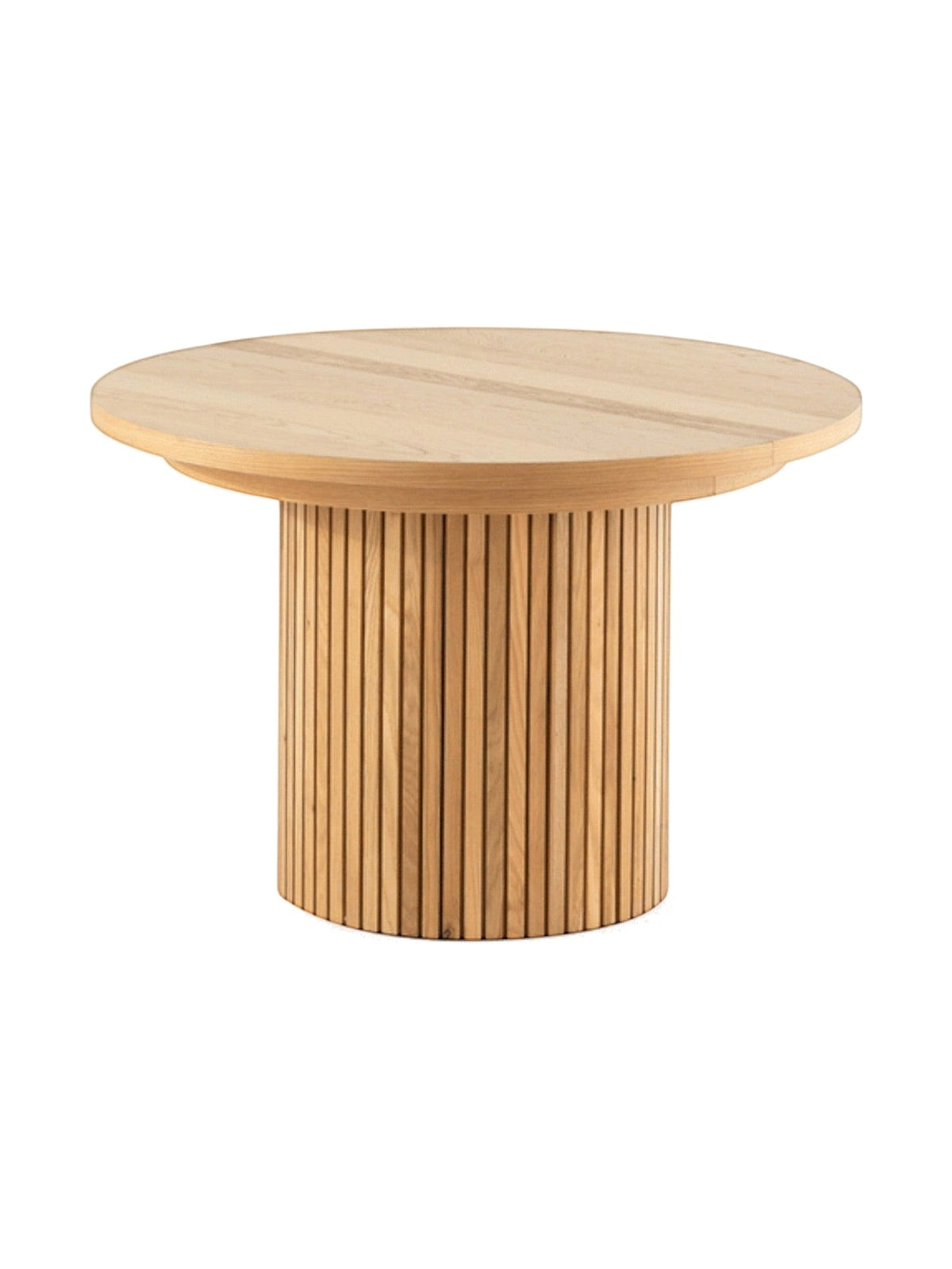 Table à manger ronde en chêne scandinave TOCO Meubles avec un design moderne et des lattes verticales sur le pied.