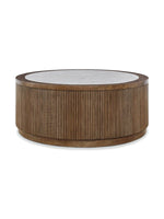 Table basse ronde Hadona par TOCO Meubles avec plateau en pierre claire et base cylindrique en bois cannelé