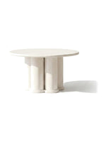 Table de salon ronde Harmonie par TOCO Meubles en bois clair avec une base architecturale à colonnes cylindriques.