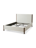 Très grand lit TOCO Meubles Zavian en tissu chenille beige avec montants en bois fini chêne et structure plateforme