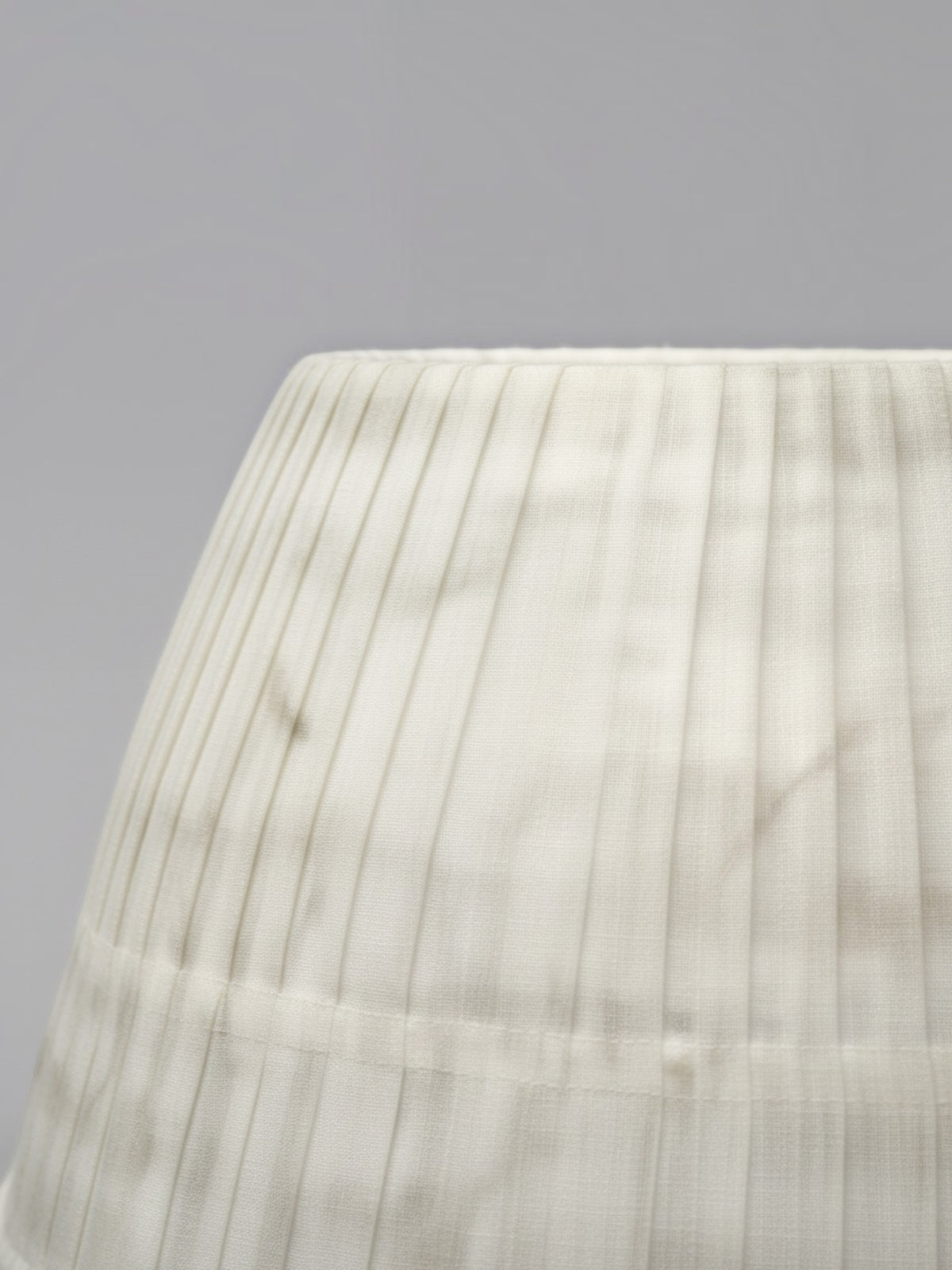 Abat-jour plissé blanc TOCO Meubles en tissu texturé pour une lumière douce et élégante
