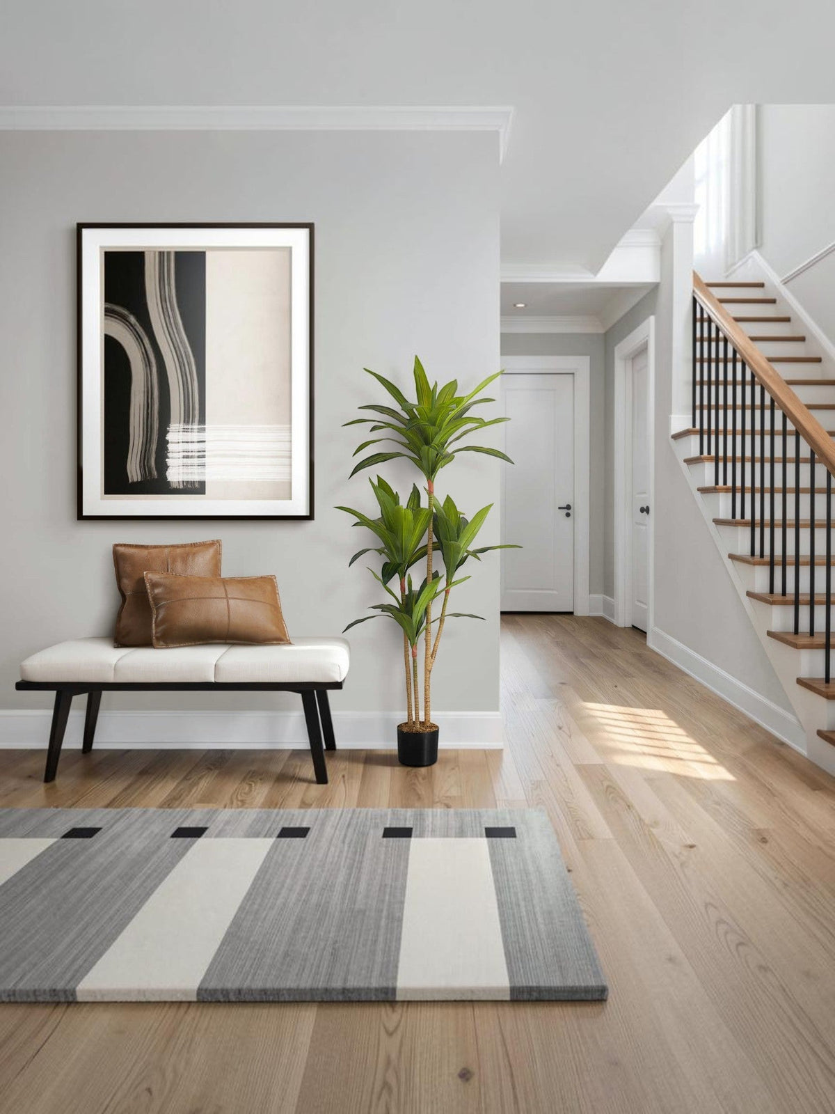 Arbre artificiel Dracaena Maxine de TOCO Meubles dans une entrée moderne avec feuillage réaliste et pot décoratif