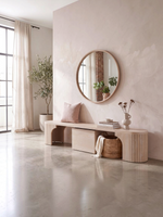Banc rond extensible TOCO Meubles en bois clair avec design incurvé et panneaux de rangement dans une entrée moderne