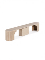 Banc rond extensible Transformer TOCO Meubles en placage de chêne clair avec pieds cannelés et design incurvé