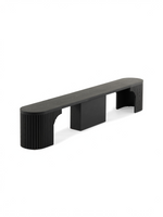 Banc rond extensible TOCO Meubles en bois noir avec design incurvé et pieds cannelés, idéal comme console ou siège.