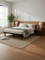 Base de lit double Air Flow TOCO Meubles en métal noir minimaliste dans une chambre moderne avec tête de lit en bois
