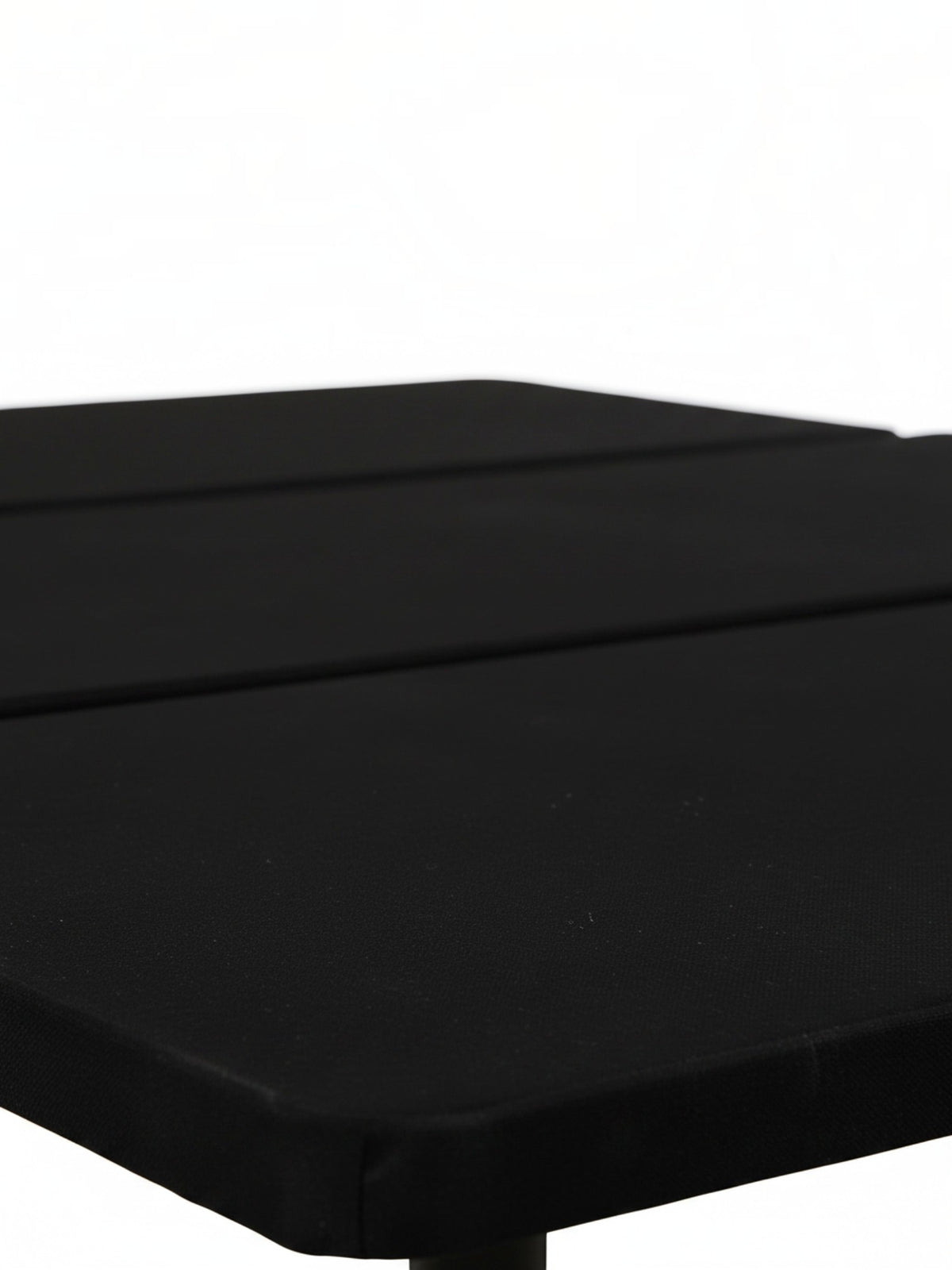 Gros plan sur la surface noire texturée de la base de lit Air Flow double de TOCO Meubles