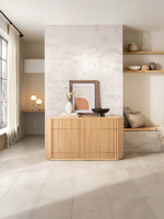 Buffet rond TOCO Meubles en bois clair avec façade à lattes verticales dans un salon lumineux et moderne
