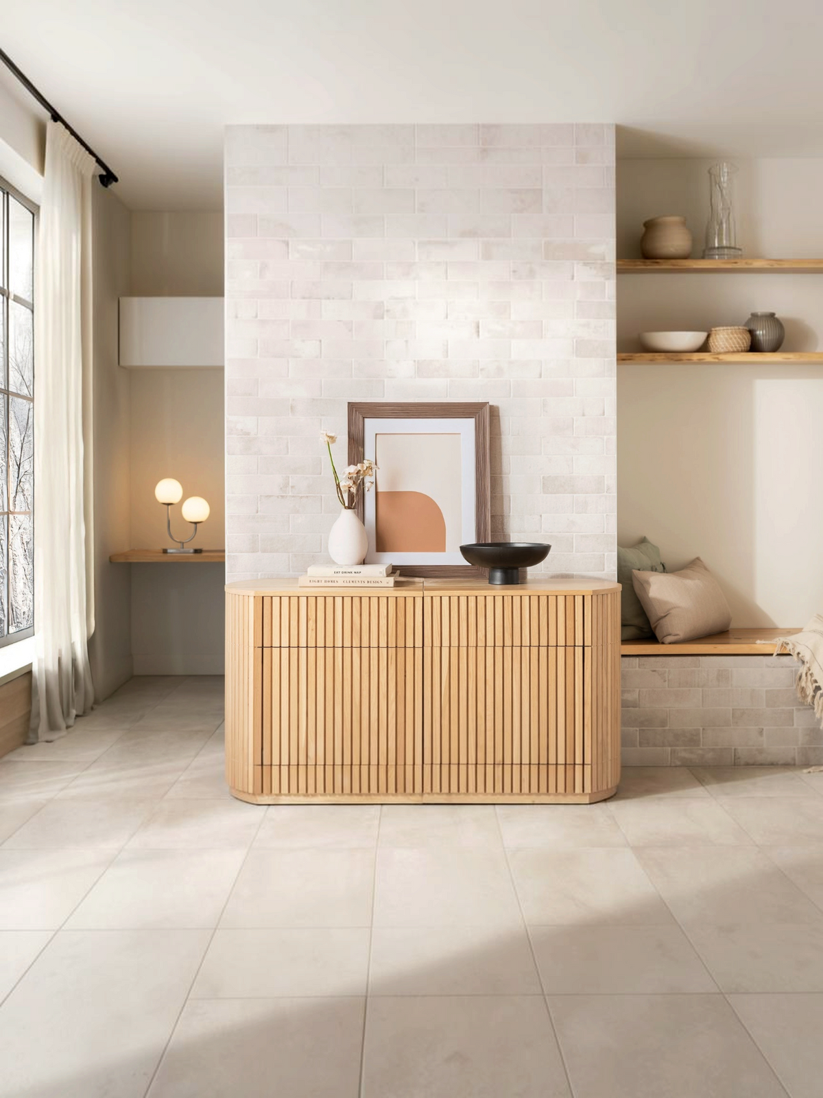 Buffet rond TOCO Meubles en bois clair avec façade à lattes verticales dans un salon lumineux et moderne