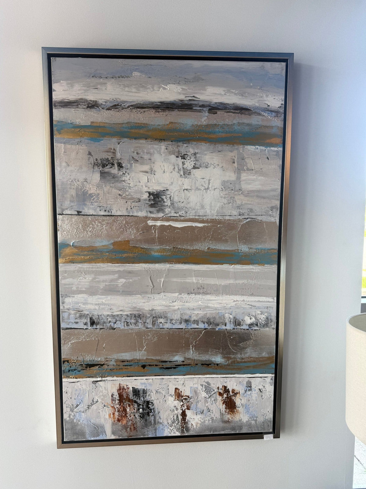 Cadre décoratif TOCO Meubles avec impression abstraite texturée aux tons gris, bleu et doré dans un cadre argenté