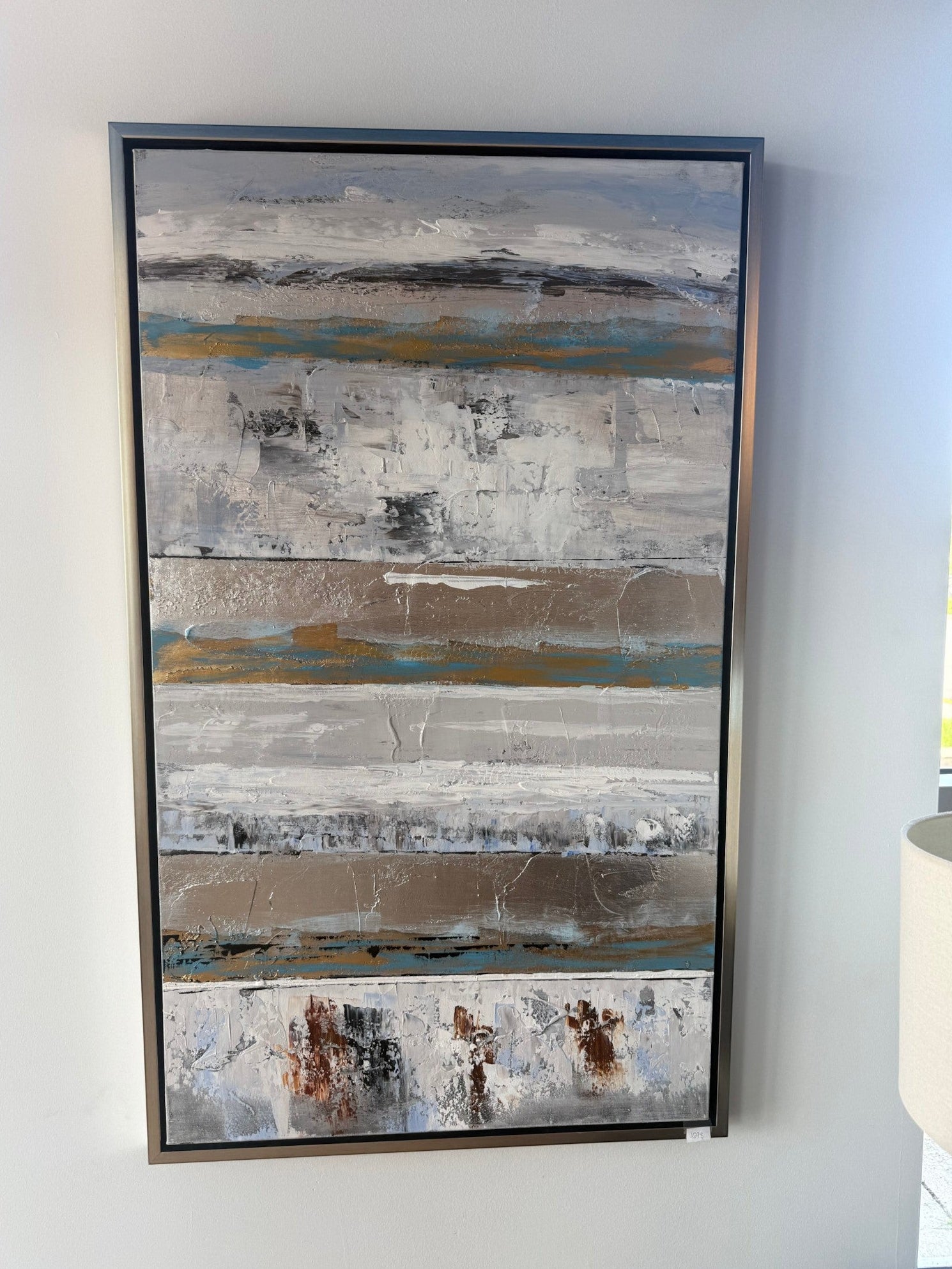 Cadre décoratif TOCO Meubles avec impression abstraite texturée aux tons gris, bleu et doré dans un cadre argenté