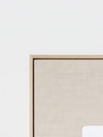 Cadre décoratif TOCO Meubles en bois clair avec passe-partout en tissu beige, design minimaliste et élégant.