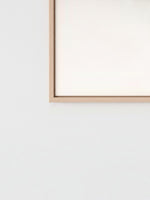 Cadre décoratif TOCO Meubles Dream II en bois clair minimaliste accroché sur un mur blanc