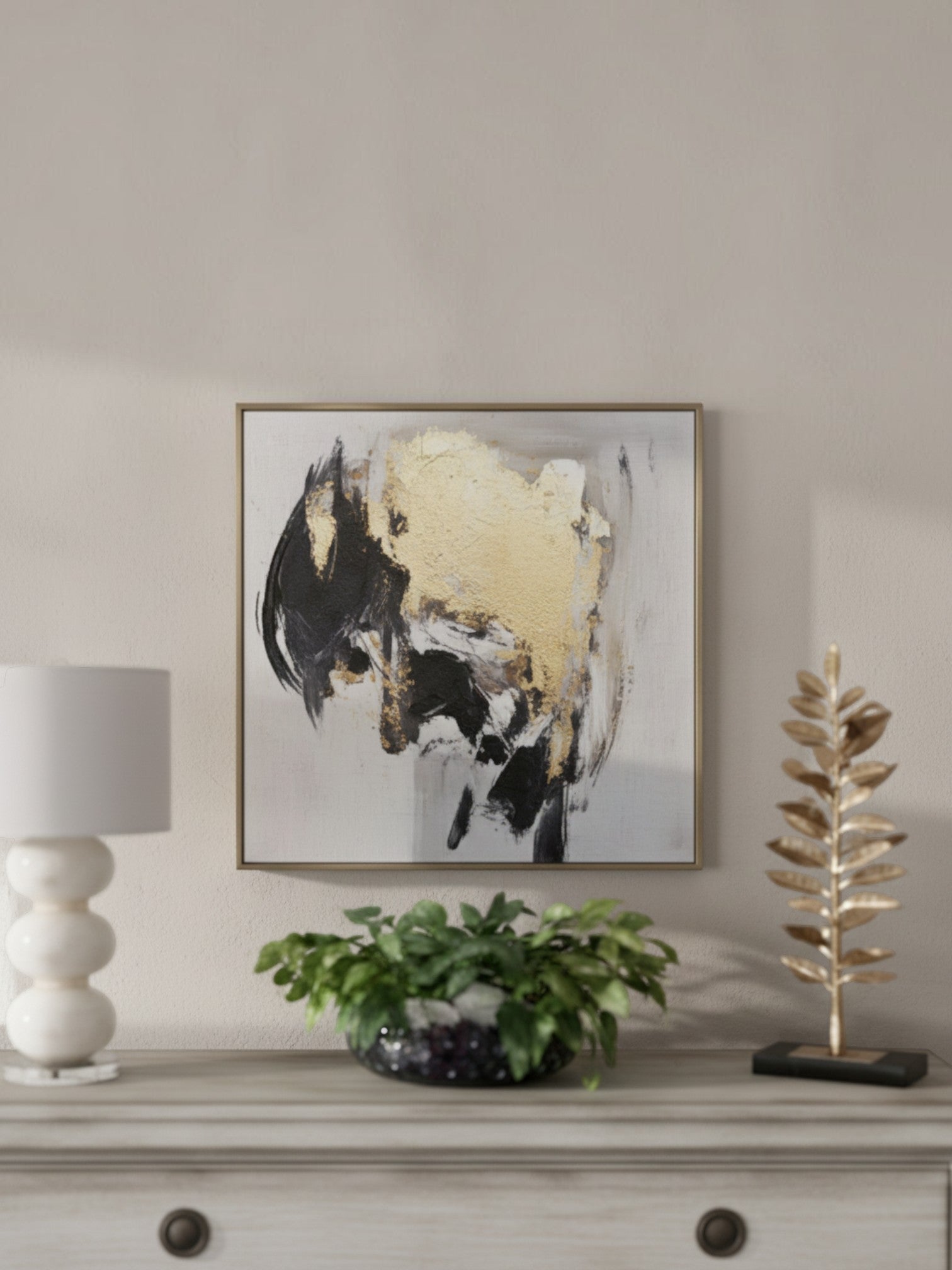Cadre décoratif Salience TOCO Meubles avec peinture abstraite noire et dorée dans un salon élégant