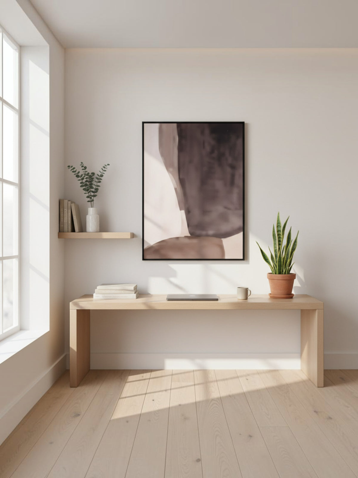 Cadre décoratif Abyss de TOCO Meubles au design contemporain noir suspendu au-dessus d'un bureau en bois clair